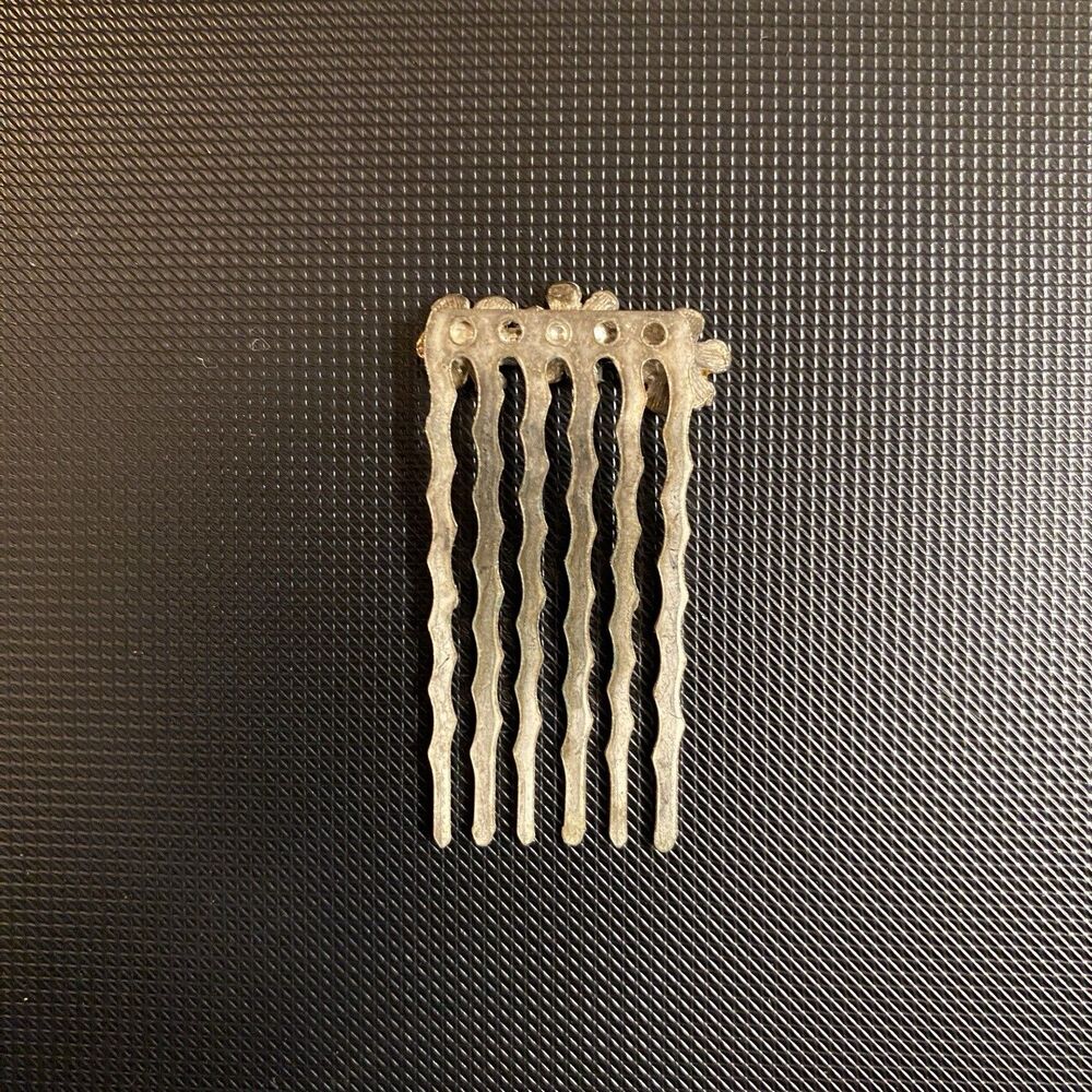 Bridal Comb With Three Flower Rhinestones Design - Picture 3 of 5